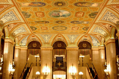 A picture of the lobby of the Palmer House Hilton, primarily focusing on the ceiling. 